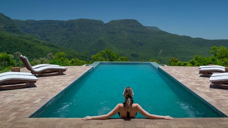 T&ecirc;nis, Piscina & Almo&ccedil;o na Morada dos Canyons