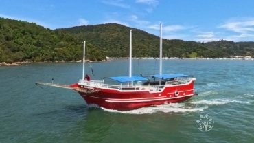 PASSEIO DE BARCO EM BOMBINHAS + PRAIA DA SEPULTURA