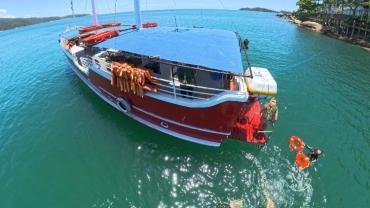 PASSEIO ESCUNA EM BOMBINHAS + SNORKEL NA PRAIA DA SEPULTURA
