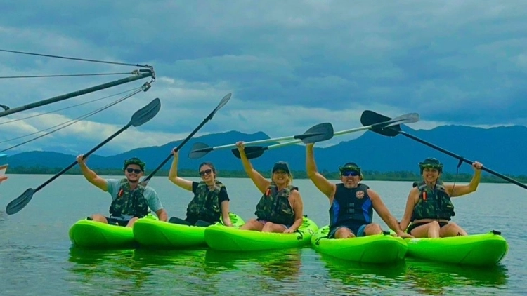 Passeio de caiaque na baia de Guaratuba