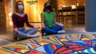 Aula e yoga e meditação Saudação ao Sol na vinícola Cave do Sol
