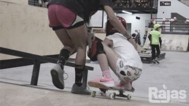 Um curso gratuito de skate para crianças no skatepark de