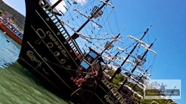 Passeio para Ilha do Macuco e Praia do Ca&ccedil;&atilde;o (Barco Pirata)