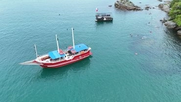 INCR&Iacute;VEL PASSEIO DE ESCUNA POR BOMBINHAS+SNORKEL PRAIA DA SEPULTURA