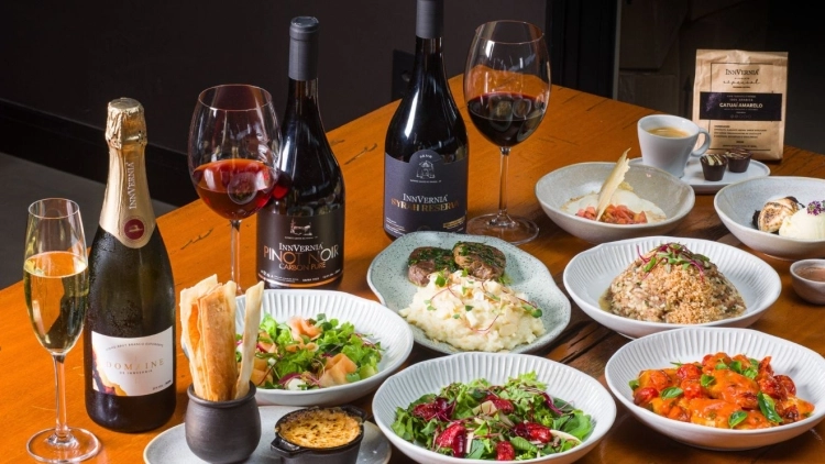 Almo&ccedil;o na Vin&iacute;cola InnVernia - Transporte Privativo