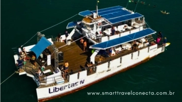 Passeio de Catamarã Premium em Búzios