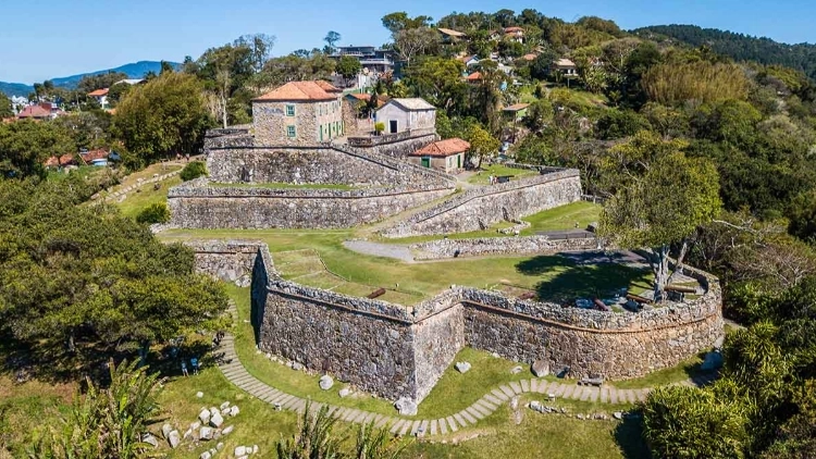 FORTALEZA DE S&Atilde;O JOS&Eacute; + PRAIA DO FORTE 