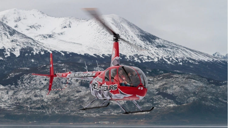 Sobrevoo em helic&oacute;ptero